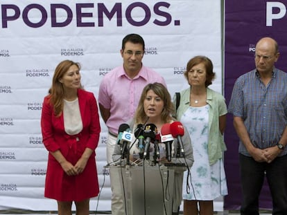 La secretaria general de Podemos Galicia, Carmen Santos (3i), en una rueda de prensa el 3 de agosto.