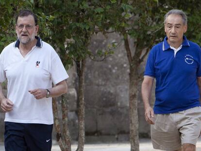 Mariano Rajoy acompañado de José Benito Suárez, presidente de la Autoridad Portuaria de Marín. / EFE