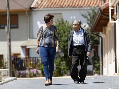 Hipólito, de 90 años, charla con la psicóloga Iratxe Bolaños, en las calles de Lubia, entidad local menor de Cubo de la Solana