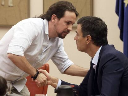 Pablo Iglesias saluda a Pedro Sánchez, este jueves.