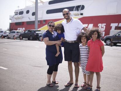 La familia Natl, de Orleans y con destino Casablanca, en Tarifa antes de embarcar.