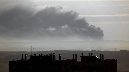 La columna de humo por el incendio en Chiloeches (Guadalajara), este viernes.