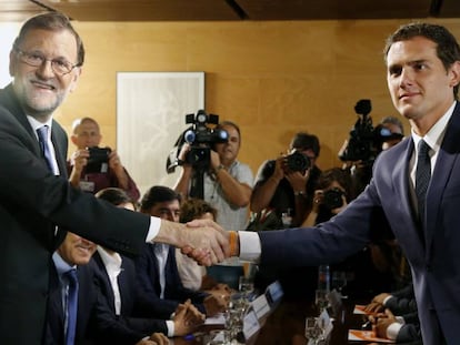 Rajoy y Rivera se estrechan la mano hoy en el Congreso.