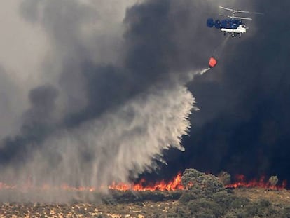 Un helicóptero, durante el incendio en Castillo de las Guardas (Sevilla).