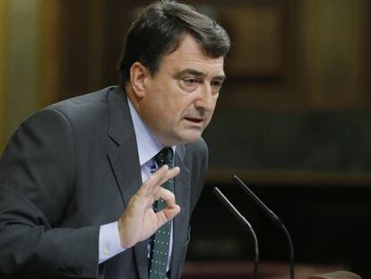 El portavoz del PNV en el Congreso, Aitor Esteban, durante su réplica a Mariano Rajoy.