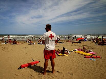 Socorrista de la Cruz Roja en la playa de la Malvarrosa en Valencia.