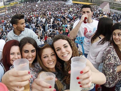 Jóvenes en la fiesta de la primavera en el 'botellódromo' de Granada, en 2013.