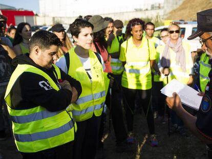 Un agente con un grupo de voluntarios, este jueves.