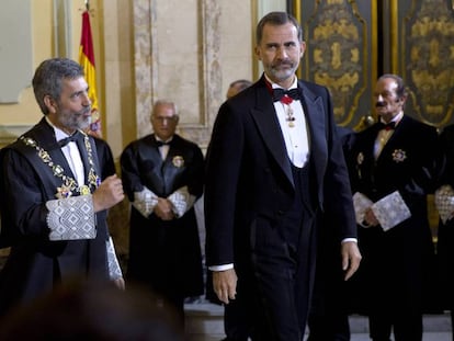 El presidente del Supremo, Carlos Lesmes, y el Rey, este martes en la apertura del año judicial. JULIÁN ROJAS