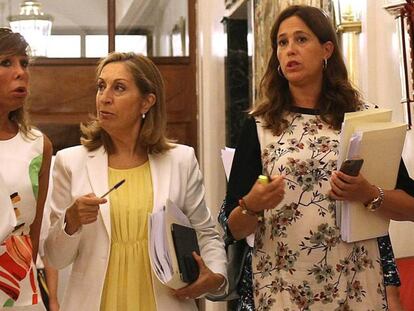 Ana Pastor, entre Alicia Sánchez Camacho (d) y Rosa Romero.