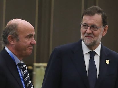 Mariano Rajoy, junto al ministro de Economía en funciones, Luis de Guindos, en la segunda jornada de la cumbre del G20