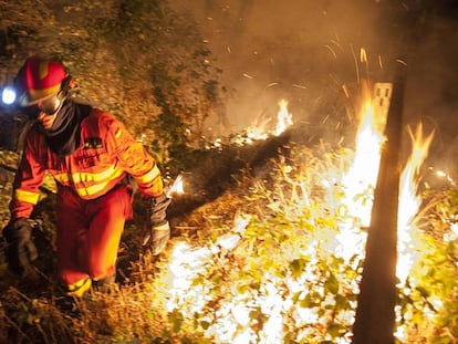Miembros de la Unidad Militar de Emergencia realizan labores de extinción en el incendio de Entrimo.