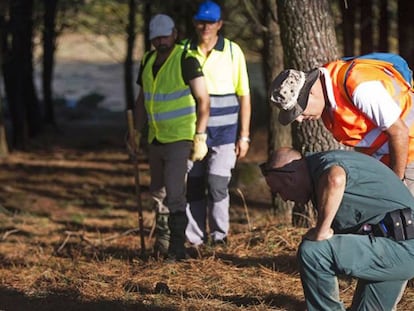 Agentes y voluntarios en la búsqueda de Diana Quer, el pasado 30 de agosto.