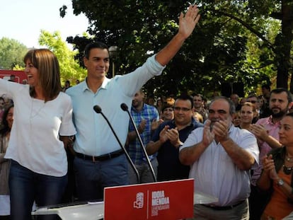 Idoia Mendía y Pedro Sánchez en el barrio vitoriano de Zaramaga