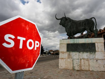 La estatua dedicada al Toro de la Vega, a la entrada de Tordesillas.