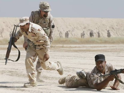 Un instructor español observa a dos militares iraquíes en un ejercicio de tiro en Besmayah.