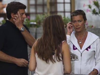 El padre y la madre de Diana Quer, en A Pobra, varios días después de su desaparición.