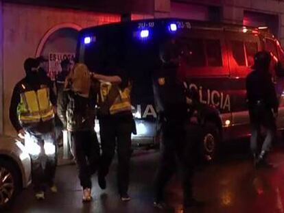 La Policía se lleva detenido al presunto yihadista.