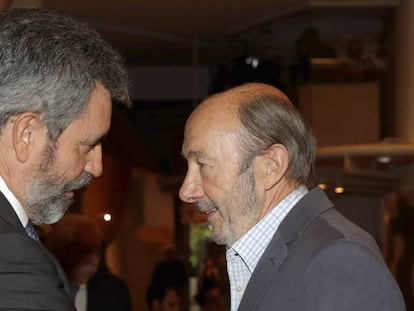 Alfredo Pérez Rubalcaba conversa con el presidente del Tribunal Supremo, Carlos Lesmes.