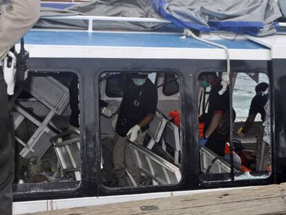 Accidente en Bali. Los daños del barco turístico después de estallar en Bali.