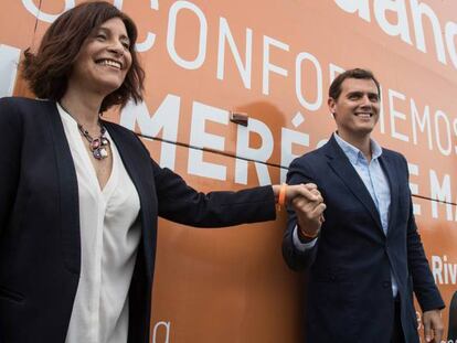 Cristina Losada y Albert Rivera, ante el autobús de Ciudadanos.