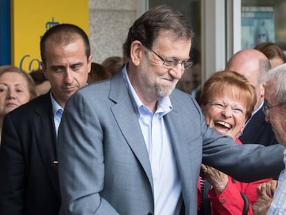 El presidente del Gobierno en funciones durante un paseo electoral esta semana en Galicia.