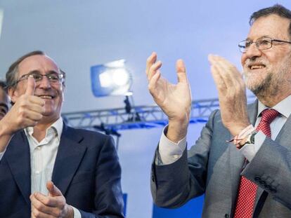 Alfonso Alonso y Mariano Rajoy, este viernes en Vitoria.