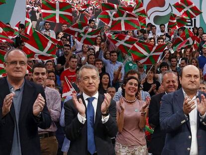 Urkullu y dirigentes del PNV, en el cierre de campaña en Bilbao.