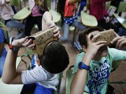 Alumnos del IES Cervantes, en Madrid, prueban unas gafas de realidad virtual.