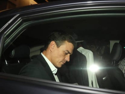 Pedro Sánchez, este miércoles, a la salida de la sede del PSOE, ya de noche.