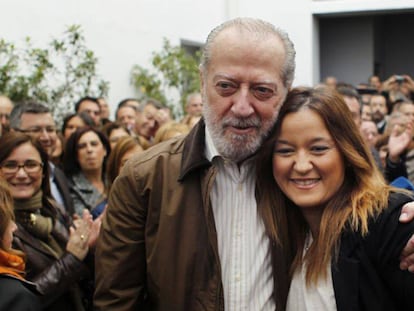 El presidente del PSOE de Sevilla, Fernando Rodríguez Villalobos, y Verónica Pérez.