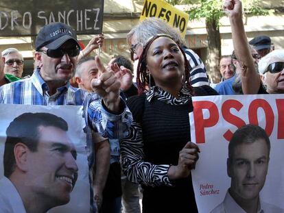 Simpatizantes de Pedro Sánchez, este sábado en la sede socialista de Ferraz.