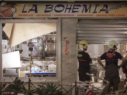 Bomberos inspeccionan el lugar de la explosión en Vélez-Málaga.