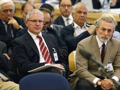 Francisco Correa, presunto cabecilla de la trama Gürtel, y Pablo Crespo, exdirigente del PP de Galicia, en el juicio. Foto: Javier Lizón (EFE) / Vídeo: Atlas.