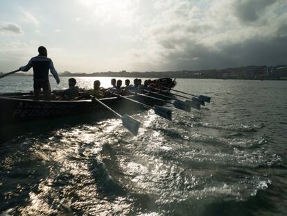 Entrenamiento de la SDR Pedreña en la bahía de Santander.