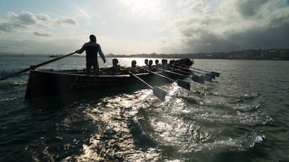 Entrenamiento de la SDR Pedreña en la bahía de Santander.