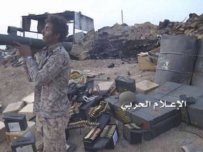 Un rebelde huthi con una lanzagranadas español C90 cerca de la frontera entre Arabia Saudí y Yemen.