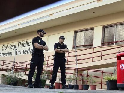 Dos policías locales permanecen a la entrada del colegio público Anselm Turmeda. ATIENZA EFE