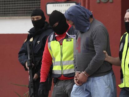 Policías nacionales detienen en Ceuta a un individuo que formaba parte de una célula yihadista. Foto: Reduan (EFE) / Vídeo: Atlas