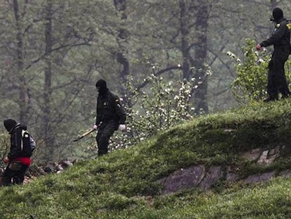 Guardias civiles, camino del desmantelamiento de un zulo.