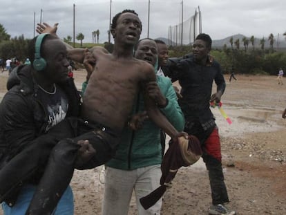 Uno de los inmigrantes que ha conseguido saltar la valla.