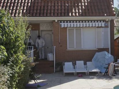 Agentes de la policía científica inspeccionan la casa en la que fueron hallados los cuerpos de una familia brasileña en Pioz (Guadalajara).