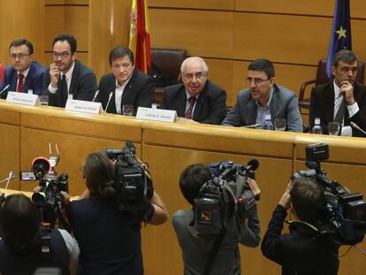 Javier Fernández (c), este martes, con el grupo socialista.