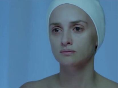 Escena de la película 'Ma ma' en la que Magda se ve en el espejo después de la masectomía.