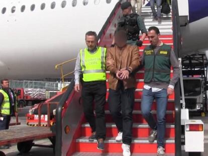 La Guardia Civil baja del avión al sospechoso del asesinato de Pioz.