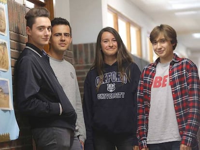 Cayo Sanz, Jorge El Busto, María López y Jon Otaegui, en el Colegio San Patricio de San Sebastián.