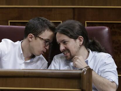 Íñigo Errejón y Pablo Iglesias, en el Congreso.