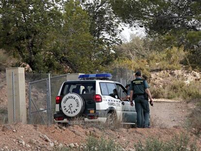 La Guardia Civil en el lugar donde han localizado el cadáver.