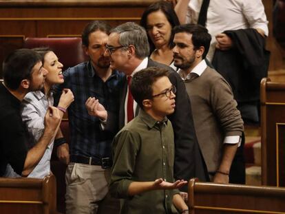 Irene Montero y Ramón Espinar (Podemos, a la izquerda) discuten con Juan Manuel Villegas (Ciudadanos) en el Congreso de los de los Diputados.