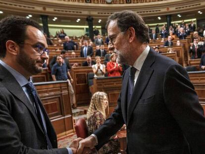 Antonio Hernando felicita a Mariano Rajoy tras su investidura.